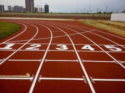 你知道塑膠跑道有幾種類型？用戶該如...